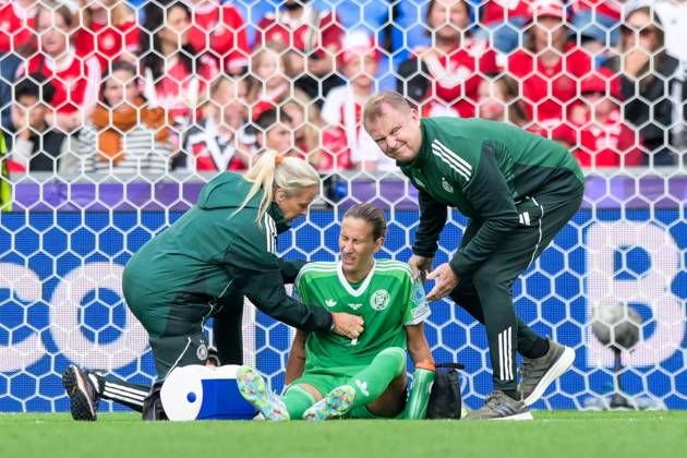 Fußball, UEFA Women s EURO 2025, 20250708, Deutschland - Dänemark. Im Bild Torfrau Ann-Katrin BERGER (Deutschland, 1) angeschlagen am Boden wird behandelt. Basel St. Jakob-Park Basel-Stadt Schweiz Copyright: Passion2Press MarkusxFischerx