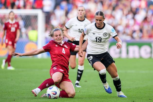 Fußball, UEFA Women s EURO 2025, 20250708, Deutschland - Dänemark. Im Bild v.l. Emma FÄRGE (Dänemark, 4), Klara BÜHL (Deutschland, 19) Zweikampf Ball. Basel St. Jakob-Park Basel-Stadt Schweiz Copyright: Passion2Press MarkusxFischerx