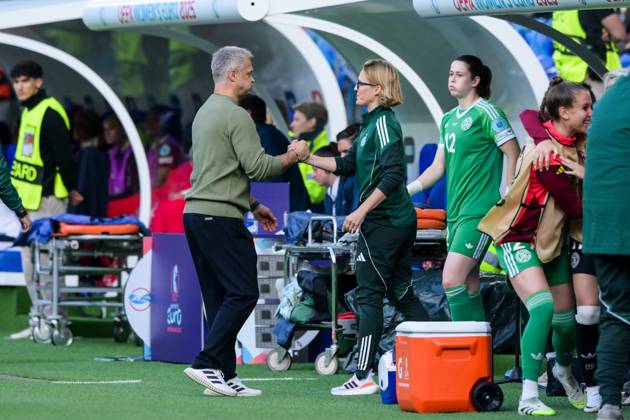 Fußball, UEFA Women s EURO 2025, 20250708, Deutschland - Dänemark. Im Bild v.l. Bundestrainer Deutschland Christian WÜCK, Assistenztrainerin Deutschland Saskia BARTUSIAK klatschen Sieg ab. Basel St. Jakob-Park Basel-Stadt Schweiz Copyright: Passion2Press MarkusxFischerx