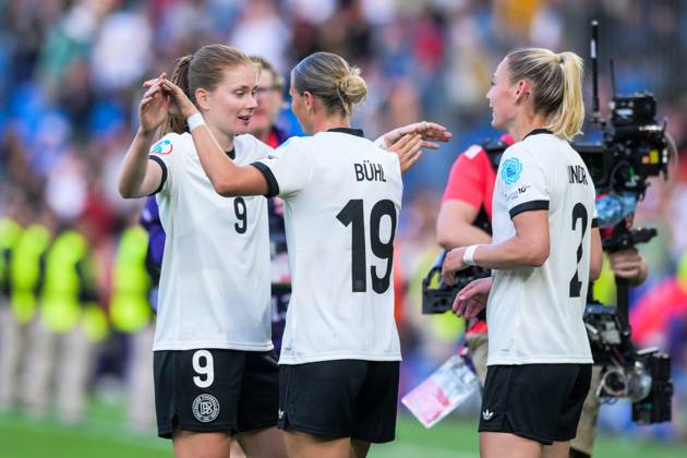 Fußball, UEFA Women s EURO 2025, 20250708, Deutschland - Dänemark. Im Bild v.l. Sjoeke NÜSKEN (Deutschland, 9), Klara BÜHL (Deutschland, 19), Sarai LINDER (Deutschland, 2) Schlussjubel. Basel St. Jakob-Park Basel-Stadt Schweiz Copyright: Passion2Press MarkusxFischerx
