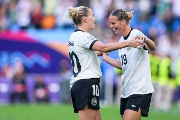Fußball, UEFA Women s EURO 2025, 20250708, Deutschland - Dänemark. Im Bild v.l. Laura FREIGANG (Deutschland, 10), Klara BÜHL (Deutschland, 19) Schlussjubel. Basel St. Jakob-Park Basel-Stadt Schweiz Copyright: Passion2Press MarkusxFischerx