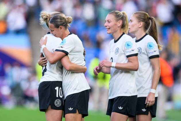Fußball, UEFA Women s EURO 2025, 20250708, Deutschland - Dänemark. Im Bild v.l. Laura FREIGANG (Deutschland, 10), Klara BÜHL (Deutschland, 19), Sarai LINDER (Deutschland, 2), Sjoeke NÜSKEN (Deutschland, 9) Schlussjubel. Basel St. Jakob-Park Basel-Stadt Schweiz Copyright: Passion2Press MarkusxFischerx