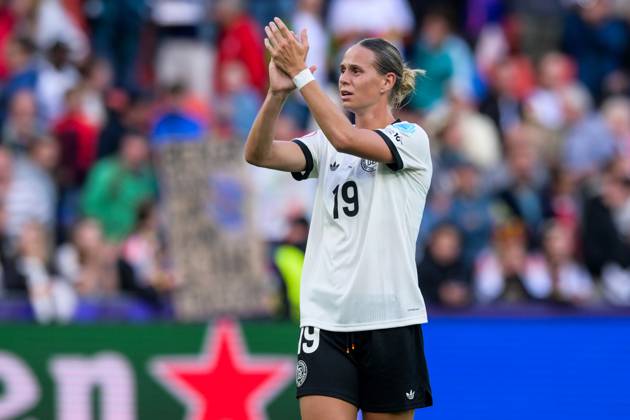 Fußball, UEFA Women s EURO 2025, 20250708, Deutschland - Dänemark. Im Bild Klara BÜHL (Deutschland, 19) applaudiert Fans Schlussjubel. Basel St. Jakob-Park Basel-Stadt Schweiz Copyright: Passion2Press MarkusxFischerx