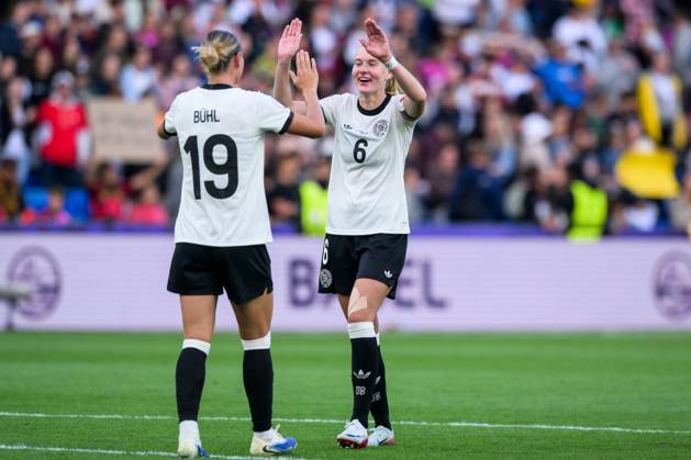 Fußball, UEFA Women s EURO 2025, 20250708, Deutschland - Dänemark. Im Bild v.l. Klara BÜHL (Deutschland, 19), Janina MINGE (Deutschland, 6) Schlussjubel. Basel St. Jakob-Park Basel-Stadt Schweiz Copyright: Passion2Press MarkusxFischerx