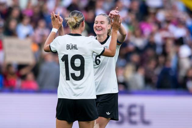 Fußball, UEFA Women s EURO 2025, 20250708, Deutschland - Dänemark. Im Bild v.l. Klara BÜHL (Deutschland, 19), Janina MINGE (Deutschland, 6) Schlussjubel. Basel St. Jakob-Park Basel-Stadt Schweiz Copyright: Passion2Press MarkusxFischerx