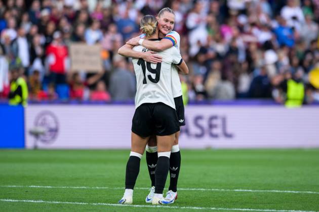 Fußball, UEFA Women s EURO 2025, 20250708, Deutschland - Dänemark. Im Bild v.l. Klara BÜHL (Deutschland, 19), Janina MINGE (Deutschland, 6) Schlussjubel. Basel St. Jakob-Park Basel-Stadt Schweiz Copyright: Passion2Press MarkusxFischerx