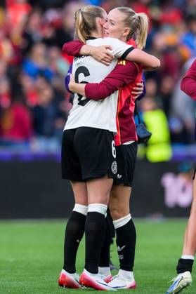 Fußball, UEFA Women s EURO 2025, 20250708, Deutschland - Dänemark. Im Bild v.l. Janina MINGE (Deutschland, 6), Lea SCHÜLLER (Deutschland, 11) Schlussjubel. Basel St. Jakob-Park Basel-Stadt Schweiz Copyright: Passion2Press MarkusxFischerx