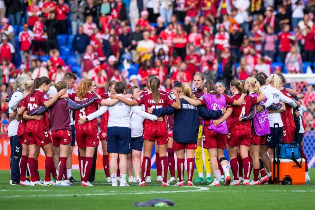 Fußball, UEFA Women s EURO 2025, 20250708, Deutschland - Dänemark. Im Bild Dänemark im Kreis nach Schlusspfiff. Basel St. Jakob-Park Basel-Stadt Schweiz Copyright: Passion2Press MarkusxFischerx