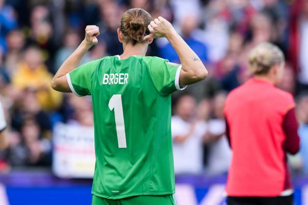 Fußball, UEFA Women s EURO 2025, 20250708, Deutschland - Dänemark. Im Bild Torfrau Ann-Katrin BERGER (Deutschland, 1) zeigt auf Ihren Rücken Namen. Basel St. Jakob-Park Basel-Stadt Schweiz Copyright: Passion2Press MarkusxFischerx