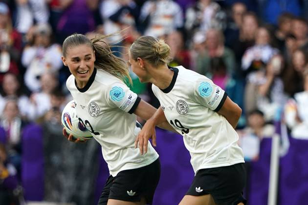 Frauen-Fussball, EM 2025, UEFA Frauen Europameisterschaften 2025, Gruppenphase, Gruppe C, Spieltag 2, Deutschland-Dänemark, 08.07.2025, St Jakub Park Jule Brand, Klara Bühl, beide Deutschland, jubeln
