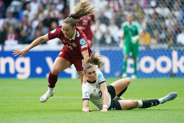Frauen-Fussball, EM 2025, UEFA Frauen Europameisterschaften 2025, Gruppenphase, Gruppe C, Spieltag 2, Deutschland-Dänemark, 08.07.2025, St Jakub Park Jani Thomsen Dänemark Jule Brand Deutschland,