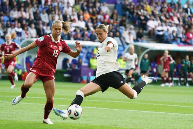 Frauen-Fussball, EM 2025, UEFA Frauen Europameisterschaften 2025, Gruppenphase, Gruppe C, Spieltag 2, Deutschland-Dänemark, 08.07.2025, St Jakub Park Frederikke Thögersen Dänemark Klara Bühl ,Deutschland, Aktion, Einzelbild