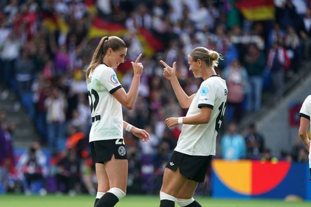 Frauen-Fussball, EM 2025, UEFA Frauen Europameisterschaften 2025, Gruppenphase, Gruppe C, Spieltag 2, Deutschland-Dänemark, 08.07.2025, St Jakub Park JUle Brand Klara Bühl ,beide Deutschland, Aktion, Einzelbild