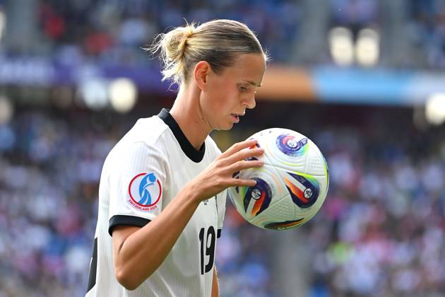 Klara BUEHL (GER), Aktion,Einzelbild,angeschnittenes Einzelmotiv,Halbfigur,halbe Figur. Fussball UEFA Women s EURO 2025. Gruppenphase Gruppe C. Deutschland (GER) - Daenemark (DEN) 2-1 am 08.07.2025, St.Jakobs Park.