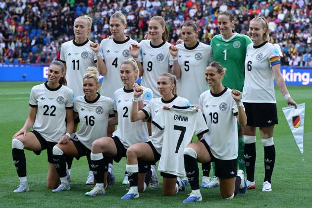 Frauen-Fussball, EM 2025, UEFA Frauen Europameisterschaften 2025, Gruppenphase, Gruppe C, Spieltag 2, Deutschland-Dänemark, 08.07.2025, St Jakub Park Basel, Hintere Reihe v.l.: Lea Schüller, Rebecca Knaak, Sjorke Nüsken, Carlotta Wamser, Ann -Katrin Berger, Janina Minge, Vorne, Jule Brand, Linda Dallmann, Sarai Linder, Senß ,Klara Bühl, alle Deutschland,