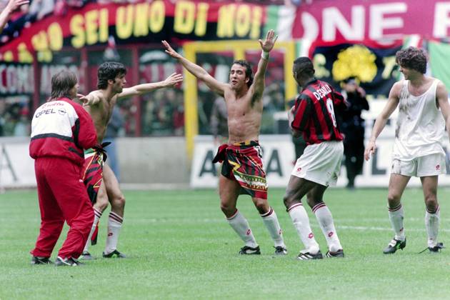 960428 Fotboll, Serie A, Milan - Fiorentina, 3-1: Paulo Die Canio, Milan jublar efter segern. Copyright: BILDBYRAN BB960428BB058