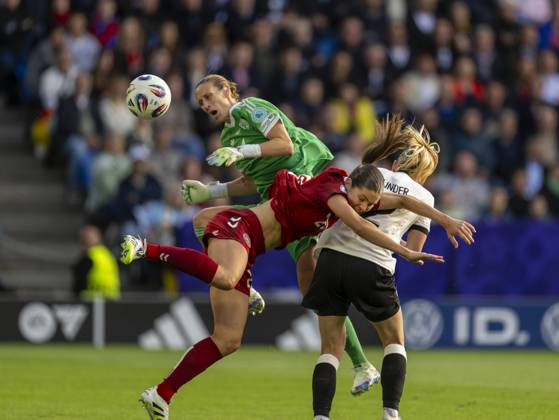08.07.2025, UEFA Frauen-Europameisterschaft 2025 in der Schweiz. Spieltag 2, Vorrunde, Deutschland - Dänemark, im St-Jakob-Park Basel (Schweiz). Torhüterin Ann-Katrin Berger (Deutschland), Sarai Linder (Deutschland), Signe Bruun (Dänemark)