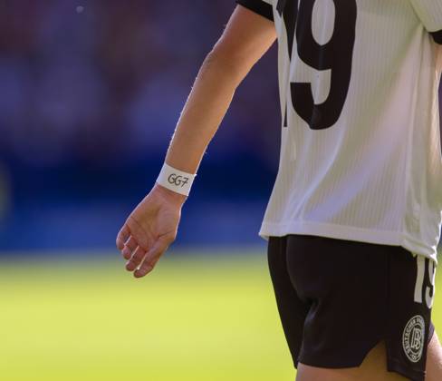 08.07.2025, UEFA Frauen-Europameisterschaft 2025 in der Schweiz. Spieltag 2, Vorrunde, Deutschland - Dänemark, im St-Jakob-Park Basel (Schweiz). Klara Bühl (Deutschland) mit Armband zu Ehren von der verletzten Giulia Gwinn (Deutschland) GG7
