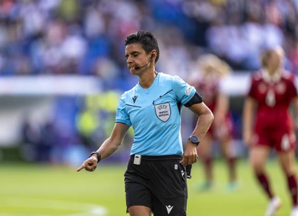 08.07.2025, UEFA Frauen-Europameisterschaft 2025 in der Schweiz. Spieltag 2, Vorrunde, Deutschland - Dänemark, im St-Jakob-Park Basel (Schweiz). Schiedsrichterin Catarina Campos