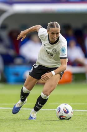 08.07.2025, UEFA Frauen-Europameisterschaft 2025 in der Schweiz. Spieltag 2, Vorrunde, Deutschland - Dänemark, im St-Jakob-Park Basel (Schweiz). Klara Bühl (Deutschland) am Ball