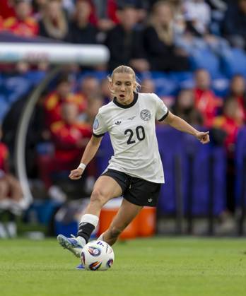 08.07.2025, UEFA Frauen-Europameisterschaft 2025 in der Schweiz. Spieltag 2, Vorrunde, Deutschland - Dänemark, im St-Jakob-Park Basel (Schweiz). Elisa Senß (Deutschland) am Ball