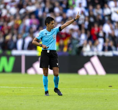08.07.2025, UEFA Frauen-Europameisterschaft 2025 in der Schweiz. Spieltag 2, Vorrunde, Deutschland - Dänemark, im St-Jakob-Park Basel (Schweiz). Schiedsrichterin Catarina Campos