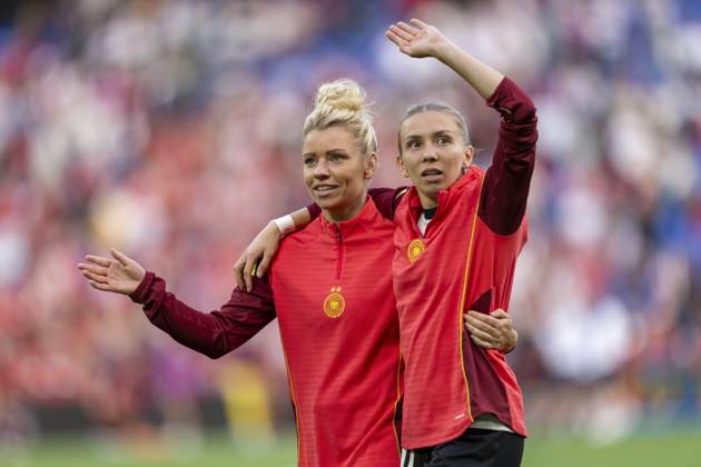 08.07.2025, UEFA Frauen-Europameisterschaft 2025 in der Schweiz. Spieltag 2, Vorrunde, Deutschland - Dänemark, im St-Jakob-Park Basel (Schweiz). Schlussjubel, v.li: Linda Dallmann (Deutschland), Elisa Senß (Deutschland)