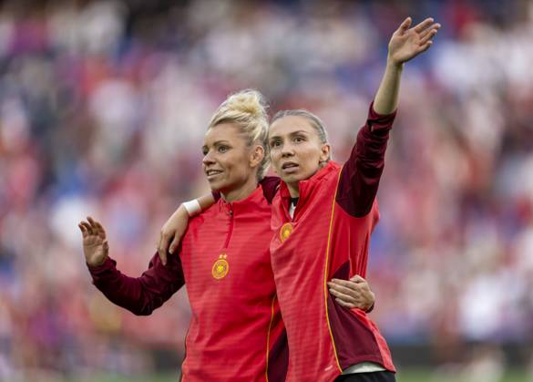 08.07.2025, UEFA Frauen-Europameisterschaft 2025 in der Schweiz. Spieltag 2, Vorrunde, Deutschland - Dänemark, im St-Jakob-Park Basel (Schweiz). Schlussjubel, v.li: Linda Dallmann (Deutschland), Elisa Senß (Deutschland)
