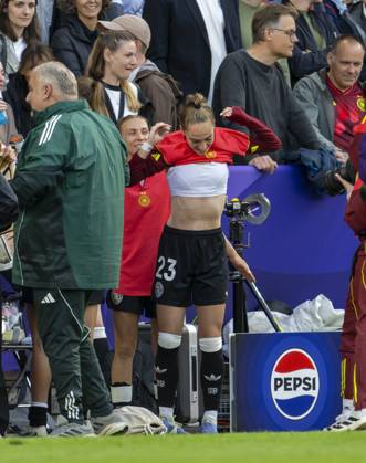 08.07.2025, UEFA Frauen-Europameisterschaft 2025 in der Schweiz. Spieltag 2, Vorrunde, Deutschland - Dänemark, im St-Jakob-Park Basel (Schweiz). Sophia Kleinherne (Deutschland) wechselt ihr Trikot.
