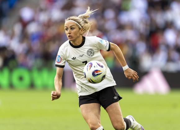 08.07.2025, UEFA Frauen-Europameisterschaft 2025 in der Schweiz. Spieltag 2, Vorrunde, Deutschland - Dänemark, im St-Jakob-Park Basel (Schweiz). Kathrin Hendrich (Deutschland) am Ball