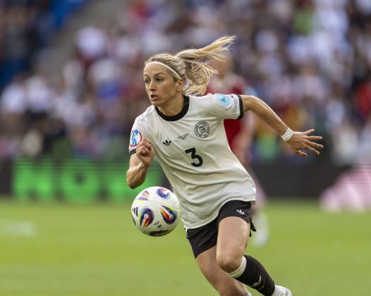 08.07.2025, UEFA Frauen-Europameisterschaft 2025 in der Schweiz. Spieltag 2, Vorrunde, Deutschland - Dänemark, im St-Jakob-Park Basel (Schweiz). Kathrin Hendrich (Deutschland) am Ball
