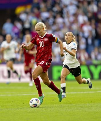 08.07.2025, UEFA Frauen-Europameisterschaft 2025 in der Schweiz. Spieltag 2, Vorrunde, Deutschland - Dänemark, im St-Jakob-Park Basel (Schweiz). Pernille Harder (Dänemark) am Ball