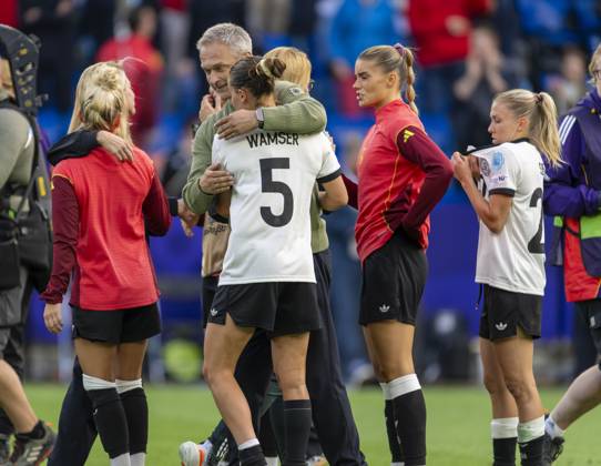 08.07.2025, UEFA Frauen-Europameisterschaft 2025 in der Schweiz. Spieltag 2, Vorrunde, Deutschland - Dänemark, im St-Jakob-Park Basel (Schweiz). Trainer Christian Wück (Deutschland) umarmt Carlotta Wamser (Deutschland)