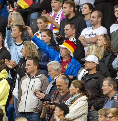 08.07.2025, UEFA Frauen-Europameisterschaft 2025 in der Schweiz. Spieltag 2, Vorrunde, Deutschland - Dänemark, im St-Jakob-Park Basel (Schweiz). Eltern von Giulia Gwinn (Deutschland), Gabi (re) und Florian Gwinn (mit Deutschland-Hut) auf der Tribüne als Zuschauer.