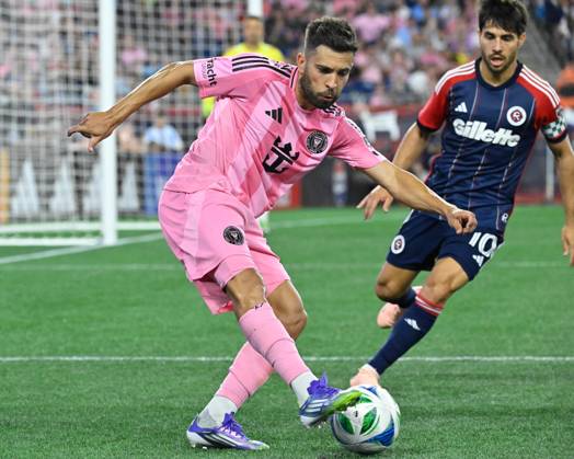 July 9, 2025; Foxborough, Massachusetts, USA; Inter Miami defender Jordi Alba (18) passes the ball against the New England Revolution during the second half at Gillette Stadium. CSM Foxborough USA - ZUMAc04_ 20250709_zma_c04_100 Copyright: xEricxCanhax