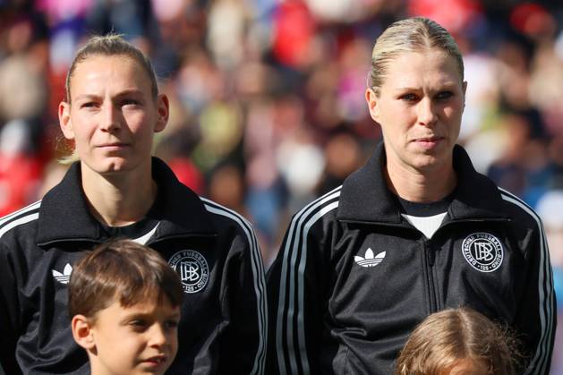 Basel, Schweiz 08. Juli 2025: UEFA - Euro 2025 Woman - Deutschland vs. Dänemark Im Bild: v.li. Sarai Linder (Deutschland) und Rebecca Knaak (Deutschland) vor dem Spiel gegen Dänemark bei der WEURO 2025 in Basel. St. Jakob-Park Copyright: xFotostandx xFantinix