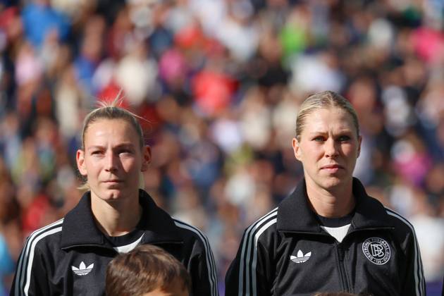 Basel, Schweiz 08. Juli 2025: UEFA - Euro 2025 Woman - Deutschland vs. Dänemark Im Bild: v.li. Sarai Linder (Deutschland) und Rebecca Knaak (Deutschland) vor dem Spiel gegen Dänemark bei der WEURO 2025 in Basel. St. Jakob-Park Copyright: xFotostandx xFantinix