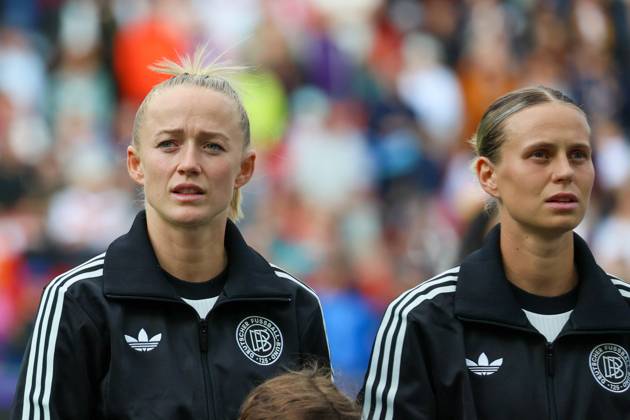 Basel, Schweiz 08. Juli 2025: UEFA - Euro 2025 Woman - Deutschland vs. Dänemark Im Bild: v.li. Lea Schüller Schueller (Deutschland) und Klara Bühl Bühl (Deutschland) vor dem Spiel gegen Dänemark bei der WEURO 2025 in Basel. St. Jakob-Park Copyright: xFotostandx xFantinix