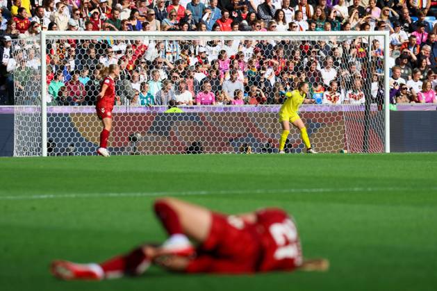 Basel, Schweiz 08. Juli 2025: UEFA - Euro 2025 Woman - Deutschland vs. Dänemark Im Bild: v.li. die Zweite Torhüterin Maja Bay Ostergaard Oestergaard (Dänemark) im Tor beim Spiel gegen Deutschland bei der WEURO 2025 in Basel mit der verletzten Amalie Vangsgaard (Dänemark) im Vordergrund St. Jakob-Park Copyright: xFotostandx xFantinix