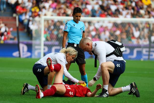 Basel, Schweiz 08. Juli 2025: UEFA - Euro 2025 Woman - Deutschland vs. Dänemark Im Bild: v.li. die Zweite Amalie Vangsgaard (Dänemark), auf dem Spielfeld liegend, verletzt sich im Spiel gegen Deutschland bei der WEURO 2025 in Basel. St. Jakob-Park Copyright: xFotostandx xFantinix