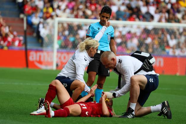 Basel, Schweiz 08. Juli 2025: UEFA - Euro 2025 Woman - Deutschland vs. Dänemark Im Bild: v.li. die Zweite Amalie Vangsgaard (Dänemark), auf dem Spielfeld liegend, verletzt sich im Spiel gegen Deutschland bei der WEURO 2025 in Basel. St. Jakob-Park Copyright: xFotostandx xFantinix