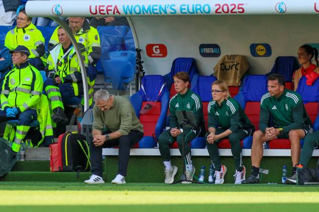 Basel, Schweiz 08. Juli 2025: UEFA - Euro 2025 Woman - Deutschland vs. Dänemark Im Bild: v.li. Cheftrainer Christian Wück Wueck (Deutschland), Co-Trainerin Maren Meinert (Deutschland) und Saskia Bartusiak (Deutschland) beim Spiel gegen Dänemark bei der WEURO 2025 in Basel. St. Jakob-Park Copyright: xFotostandx xFantinix
