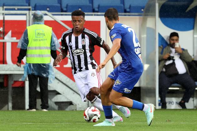 Besiktas vs St. Polten - Friendly match ST. POLTEN, AUSTRIA - JULY 10: Besiktas forward Keny Arroyo (L) and St. Polten defender Dirk Carlson (R) compete for the ball during a pre-season friendly match between St. Polten and Besiktas at NV Arena in St. Polten, Austria, on July 10, 2025. Ahmet Okatali Anadolu Polten Austria. Editorial use only. Please get in touch for any other usage. Copyright: x2025xAnadoluxAhmetxOkatalix