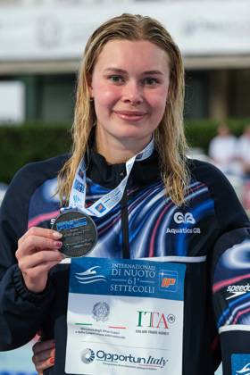 Podium of the day 3 at the Swimming Internationals of the 61th Settecolli in Rome, Italy - 28 Jun 2025 Katie Shanahan of Great Britain poses with medal during the Podium of Women 200m Individual Medley Final during the third day at the swimming internationals of the 61th Settecolli Trophy. Rome Italy Copyright: xElenaxVizzocax xSOPAxImagesx EVIZZOCA-8019
