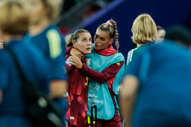 UEFA Women’s Euro 2025: Schweden - Deutschland; 12.07.2025 Carlotta Wamser (Deutschland, 5) verlässt den Platz mit Rot, Selina Cerci (Deutschland, 15) tröstet UEFA Women’s Euro 2025: Schweden - Deutschland; Zürich, Letzigrund am 12.07.2025 Copyright: xBEAUTIFULxSPORTS Wunderlx