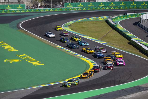 Sport Bilder des Tages FIA WEC - 6 HOURS OF SAO PAULO 2025 Start of the race, 10 BARRICHELLO Eduardo (bra), McINTOSH Anthony (usa), HASSE-CLOT Valentin (fra), Racing Spirit of LÃ man, Aston Martin Vantage AMR GT3 Evo 10, LM GT3, action during the Rolex 6 Hours of Sao Paulo 2025, 5th round of the 2025 FIA World Endurance Championship, from July 11 to 13, 2025 on the Interlagos Circuit in Sao Paulo, Brazil - Sao PauloBrazil Copyright: xJULIENxDELFOSSEx