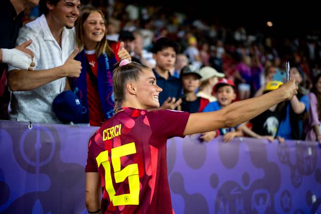 Selina Cerci (Deutschland, 15) macht Selfies mit den Fans, SUI, Schweden vs Deutschland, Fussball, UEFA Womens Euro 2025, Gruppe C, 3. Spieltag, Spielzeit 2024 2025, 12.07.2025 SUI, Schweden vs Deutschland, Fussball, UEFA Womens Euro 2025, Gruppe C, 3. Spieltag, Spielzeit 2024 2025, 12.07.2025 Zuerich Copyright: xEibner-Pressefoto Memmlerx EP_MMR