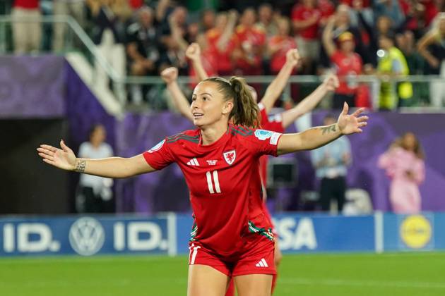 UEFA Womens EURO 2025 Frauen EM: Vorrunde, 3. Spieltag - England vs Wales - Kybunpark (St. Gallen, Schweiz): Tor und Torjubel zum 5:1 Anschlusstreffer und riesiger Jubel bei Torschützin Hannah Cain (Wales, 11) Freude, Emotionen, Jubel, Fans Copyright: xJOERANxSTEINSIEKx