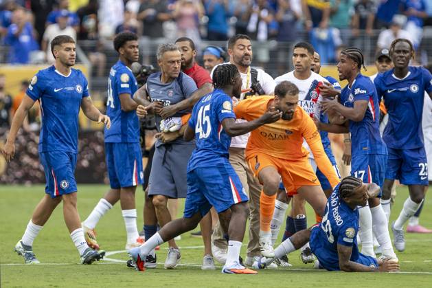 PSG manager Luis Enrique (2-L) argues with Chelsea players after the FIFA Club World Cup 2025 final match between Chelsea FC and Paris Saint-Germain (PSG) at the stadium MetLife in New Jersey, United States, 13 July 2025. FIFA Club World Cup: Chelsea FC vs. Paris Saint-Germain !ACHTUNG: NUR REDAKTIONELLE NUTZUNG!  Copyright: xÁngelxColmenaresx AMDEP8275 20250713-55017401596_1