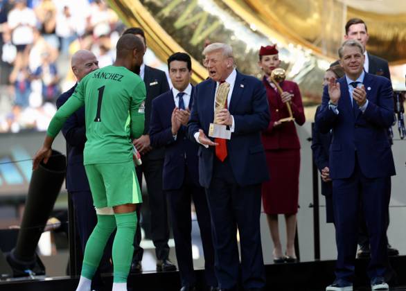 Cerimonia de medalhas para jogadores do chelsea e psg: copa do mundo de clubes da fifa 2925. (spo) medal ceremony for players of chelsea and psg :fifa club world cup 2925. July 13, 2025, new jersey, usa: cole palmer best player (golden ball winner) and robert sanchez (won golden glove) both of chelsea and desire doue of psg named best young player, during medal ceremony of finalists of fifa club world cup 2025 presented by us president donald trump and fifa president gianni infantino after soccer match between chelsea and psg valid for the finals of fifa club world cup 2025 at metlife stadium in new jersey. Chelsea won 3-0. Credit: niyi fote thenews2 (Foto: Niyi Fote Thenews2 imago images) SPO  Copyright: xNiyixFotex